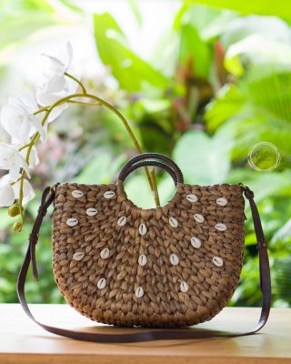 Woven water hyacinth circle handle tote bag decorated with puka shells. Leather shoulder strap is a Hand made product, the details inside with small pocket with zip and two small pocket for handphone and key's, it's really handy

#interiorproducts #homedecor #homeandliving #bag #rattanbag #totebag #totebagcustom #accecoriesfashion #artiinterior #artiinteriorproducts